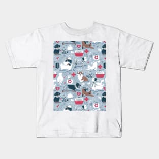 Veterinary medicine, happy and healthy friends // pattern // pastel blue background red details navy blue white and brown cats dogs and other animals Kids T-Shirt